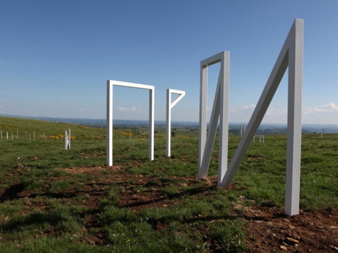 Sculpture d'acier inoxydable réalisée pour le projet Ma Montagne de Camille Henrot