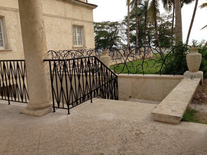 Installation d'une rampe d'escalier en acier au Gabon