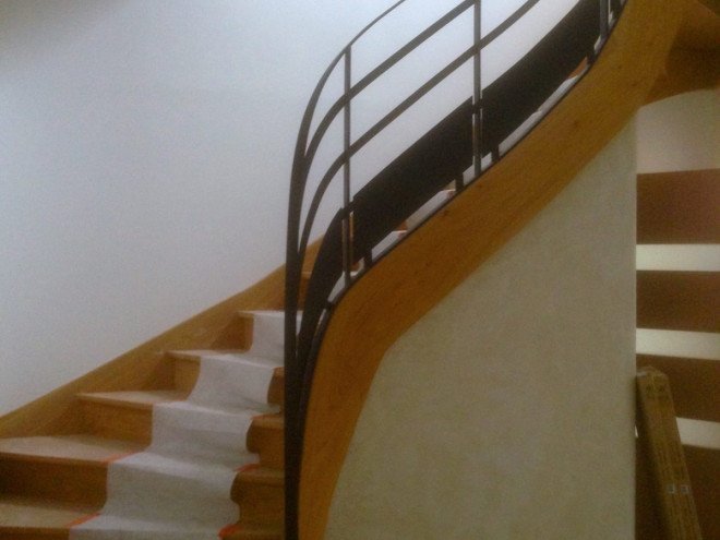 Réalisation d'une rampe d'escalier contemporaine débillardée
