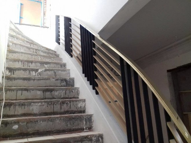 Rampe d'escalier en laiton et acier étiré avec main courante en laiton poli miroir